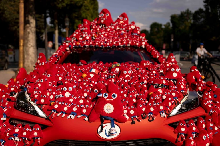 Se trata de un coche cubierto de Friges circulando por las calles de París.