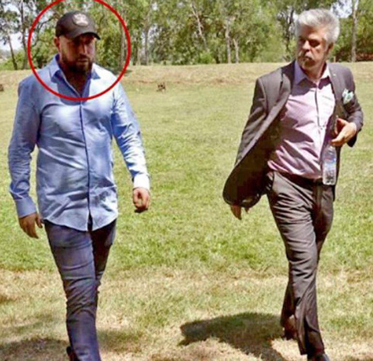 El narcotraficante Marcus Vinicius Espíndola y el entonces ministro del Interior Arnaldo Giuzzio, en un recorrido por las instalaciones de la Agrupación FOPE de la Policía Nacional.