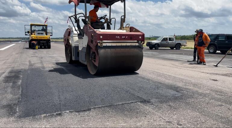 Trabajos que se están ejecutando en la pista del Aeropuerto Silvio Pettirossi. 