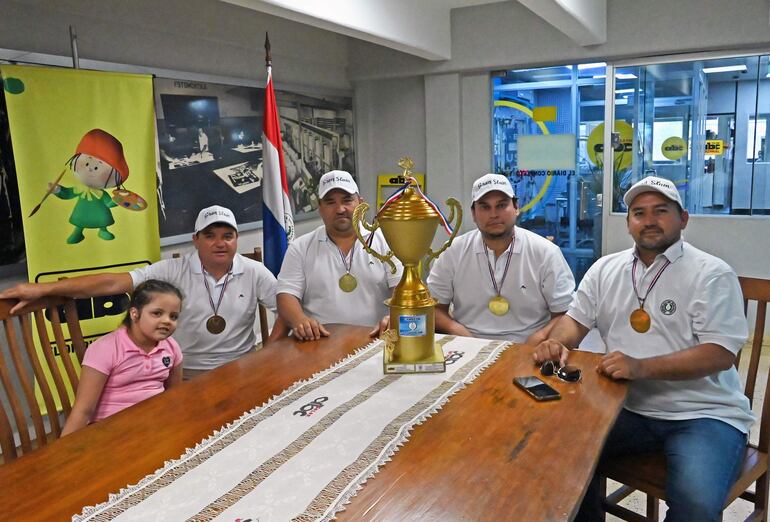 Visita de La Naranja Mecánica, de Truco Center San Lorenzo, campeón de la 9ª edición del Grand Slam de Truco, a ABC Deportes. 