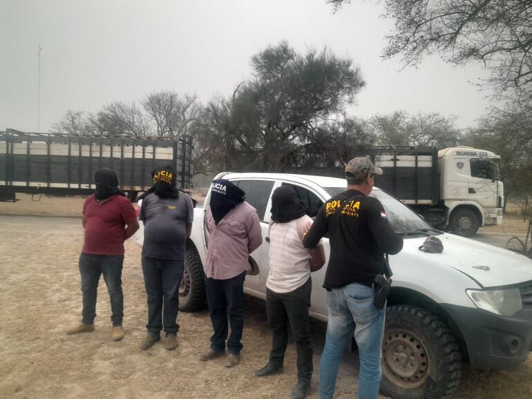 Las 4 personas detenidas, mas un camiòn transportador de ganado y una camioneta, ademas de 4 celulares.