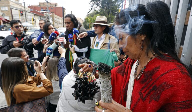 Durante una rueda de prensa del coordinador de la guardia indígena que buscó a los  niños, una médica tradicional  hace un ritual. EFE