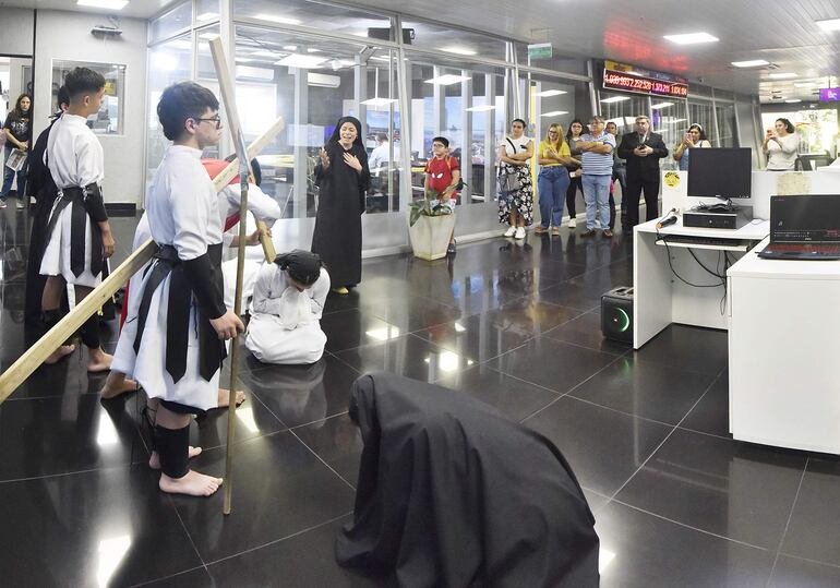 Los estudiantes interpretando el vía crucis en la redacción de ABC.