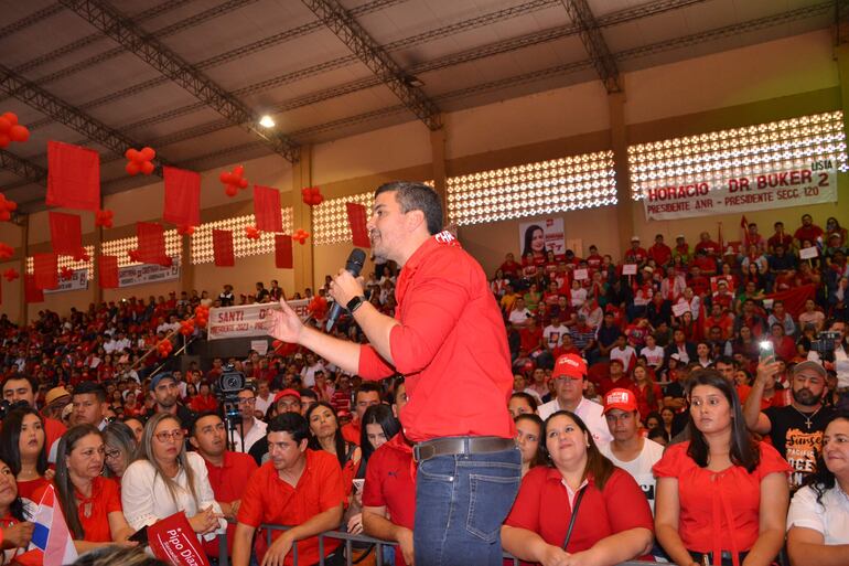 Santiago Peña hablando en Caazapá en el polideportivo municipal.