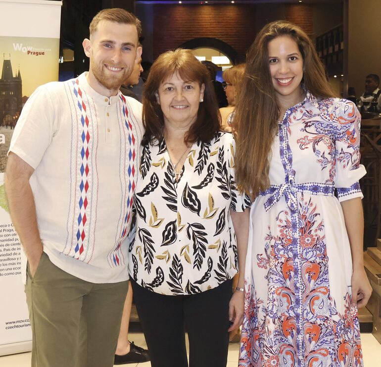 Michael Hertlik, Vera Josefin Stepan y Vera Lucía Torres Stepan.