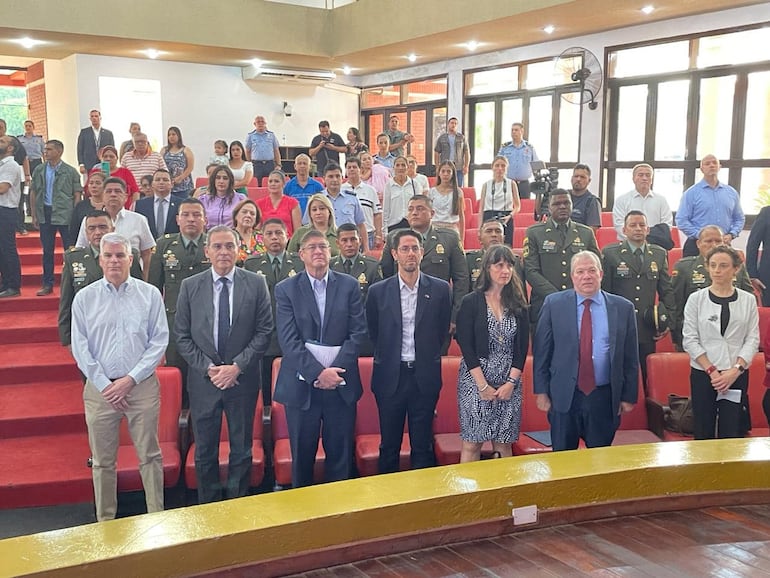 El embajador de Estados Unidos, Marc Ostfield estuvo presente en la ceremonia de la Clausura del Curso Avanzado de Investigación