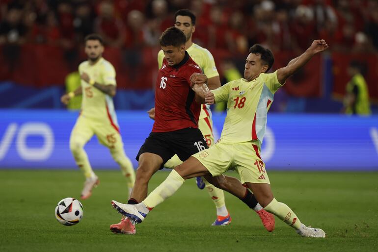 El centrocampista español Martín Zubimendi (d) disputa una posesión ante el mediocentro albanés Medon Berisha (c) durante el encuentro de la fase de grupos de la Eurocopa 2024 disputado entre las selecciones de España y Albania en Düsseldorf (Alemania), este lunes.