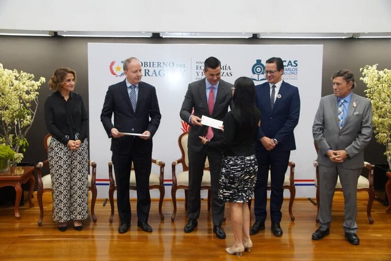 Becal: el presidente de la República, Santiago Peña, entrega beca a docentes.