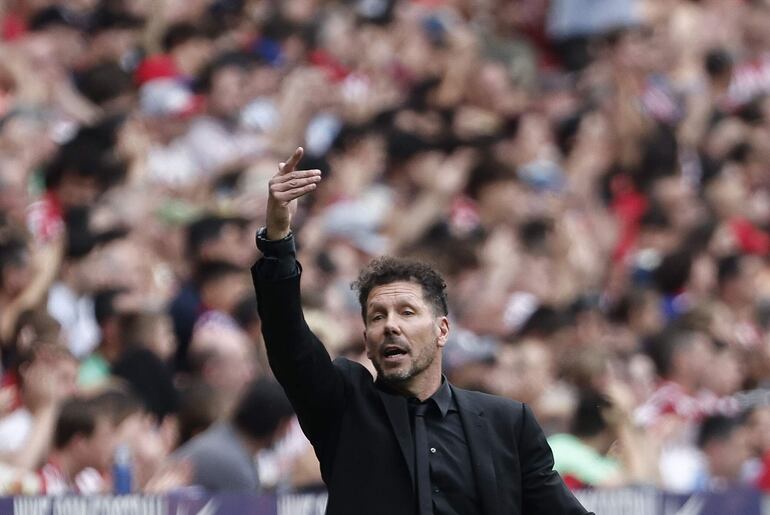 MADRID, 12/05/2024.- El entrenador del Atlético de Madrid, el argentino Diego Simeone, durante el partido de LaLiga entre el Atlético de Madrid y el Celta, este domingo en el estadio Metropolitano. EFE/ Sergio Pérez
