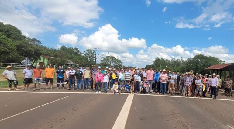 
Esta manifestación corresponde a la comunidad educativa de la escuela Las Residentas de Vaca Hu  que se realizó en el lugar donde dos estudiantes perdieron la vida tras ser arrollados  por una camioneta  