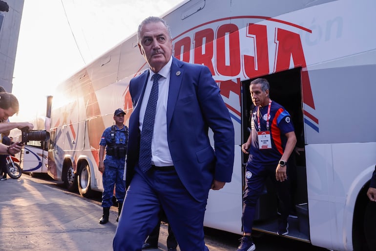 El argentino Gustavo Alfaro, entrenador de la selección de Paraguay, durante la llegada al estadio Defensores del Chaco, en Asunción, Paraguay.