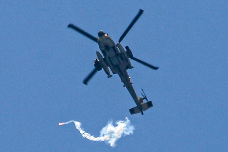 Un helicóptero israelí sobre Rafah, en el sur de la Franja de Gaza, el pasado lunes.