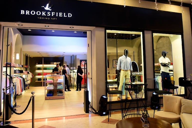 Brooksfield abrió su primera tienda en el Shopping Mariscal.