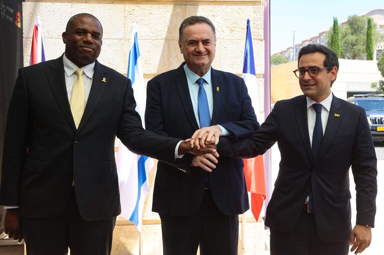 El Ministro de Asuntos Exteriores de Israel, Israel Katz (centro), posa para una fotografía con sus homólogos francés y británico, Stéphane Sejourne (derecha) y David Lammy, antes de su reunión en el Ministerio de Asuntos Exteriores en Jerusalén.