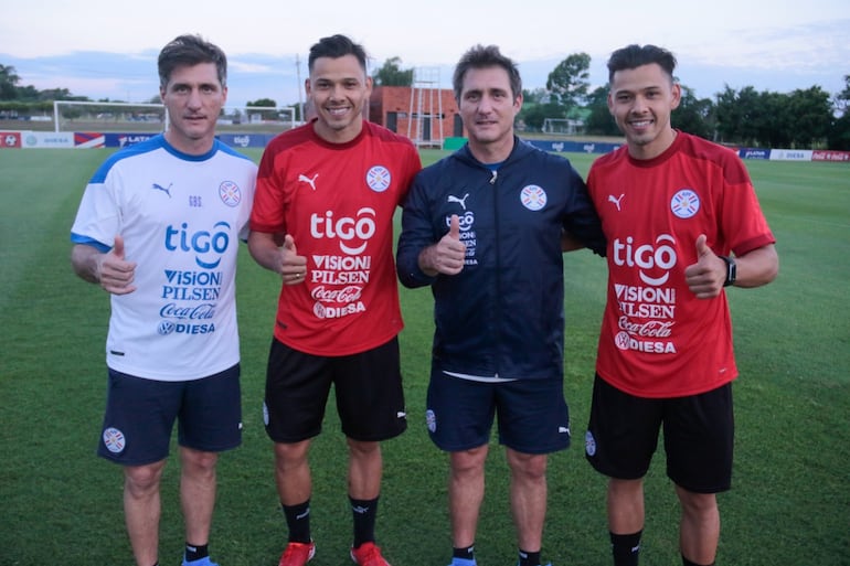 Gustavo Barros Schelotto (i), Ángel Romero, Guillermo Barros Schelotto y Óscar Romero, los mellizos de la selección paraguaya.