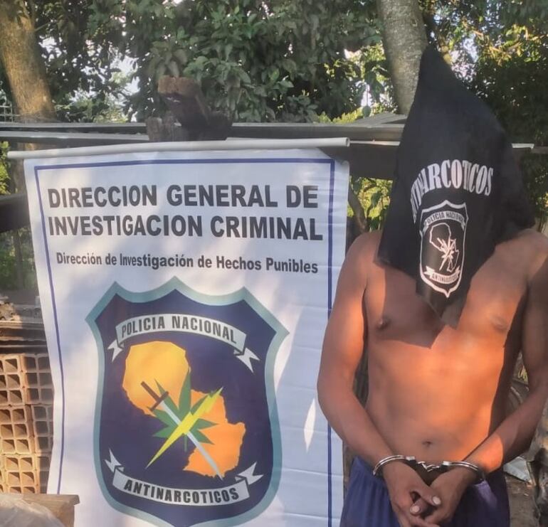 Personal del Departamento Antinarcóticos de la Policía Nacional detuvo a este hombre tras un allanamiento en la ciudad de Sapucai.