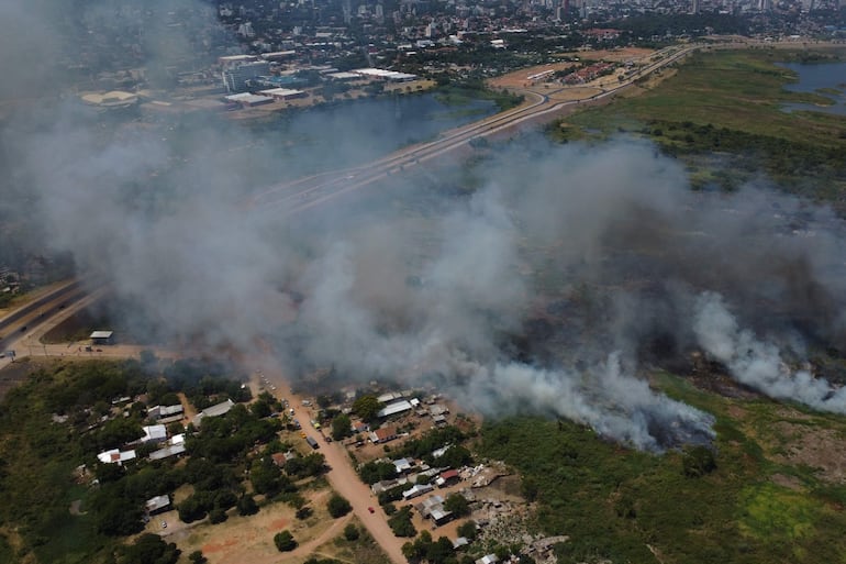 La zona de los incendios en el banco San Miguel ayer, domingo.