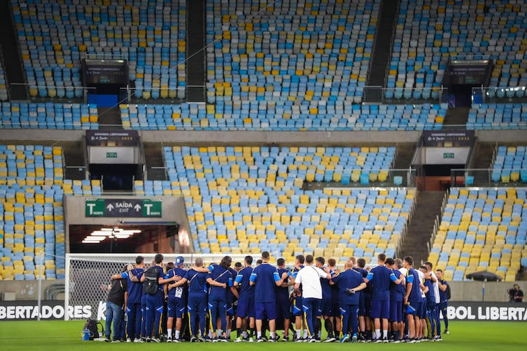 Los jugadores de Boca Juniors en el reconocimiento de la cancha en la víspera del partido de la final de la Copa Libertadores frente a Fluminense en el estadio Maracaná, en Río de Janeiro.