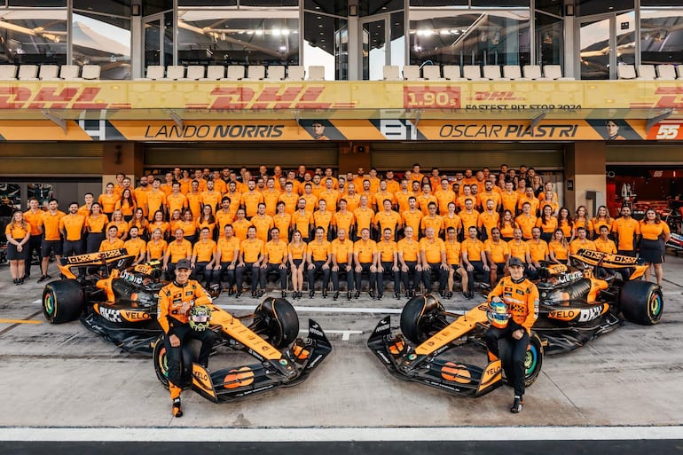 El equipo McLaren posa en la previa del Gran Premio de Abu Dabi, en el que peleará por el título de constructores y el subcampeonato de pilotos para Lando Norris.