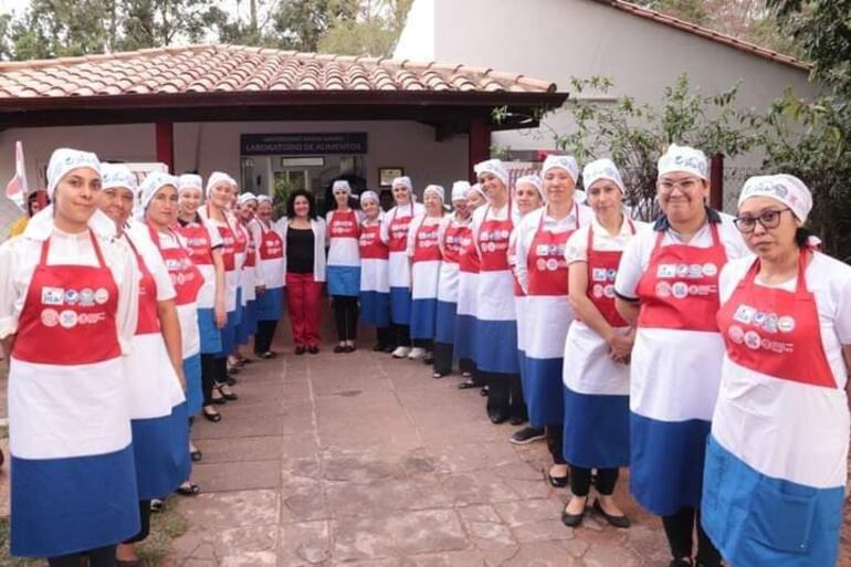 Mujeres y jóvenes emprendedores se capacitaron en gastronomía paraguaya japonesa, turismo, guía turística en La Colmena.