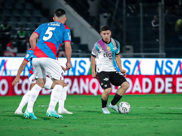 Enso González (d), futbolista de Libertad, domina el balón frente a la marca de Jorge Morel, jugador de Cerro Porteño, en un partido de la octava jornada del torneo Clausura 2023 del fútbol paraguayo en La Nueva Olla, Asunción.