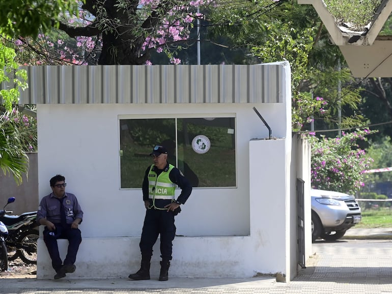 Por falta de presupuesto para continuar con el contrato con empresas de seguridad, desde ayer la Policía Nacional se encarga de custodiar las sedes del IPS.  