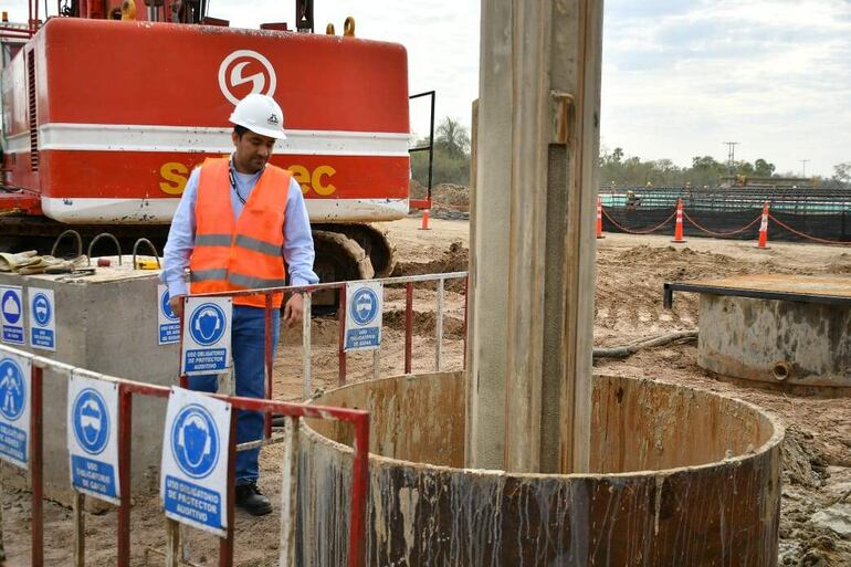 Colocación de uno de los pilotes del Puente de la Ruta Bioceánica. 