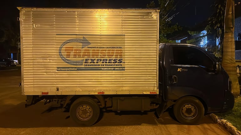 El camión de la empresa transportadora que fue asaltado por el grupo criminal.