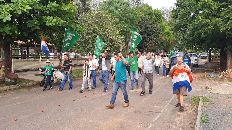 Durante la marcha que realizaron se puede ver los tomates en el pavimento como muestra del poco valor que dan a la producción local.