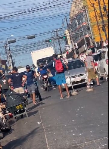 La PMT no cerró el tránsito, pero sí este ciudadano particular que necesitaba involucrar a todos los demás conductores en su conflicto.