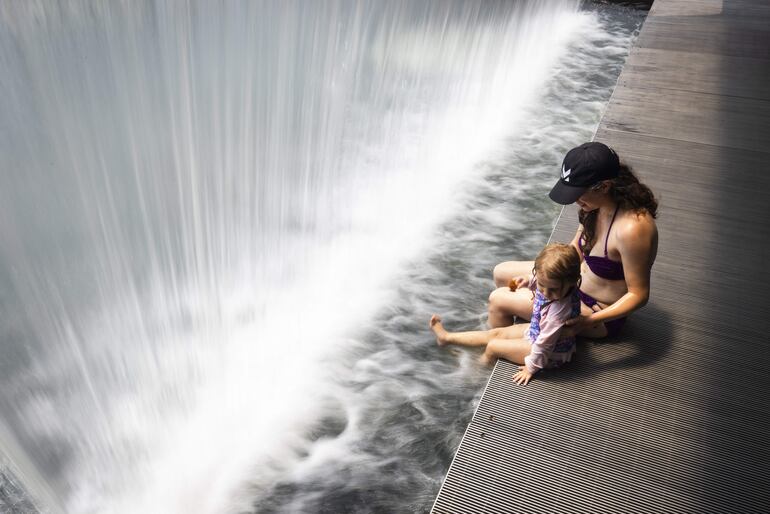 Una mujer y una niña se refrescan en un parque en Washington, Estados Unidos.
