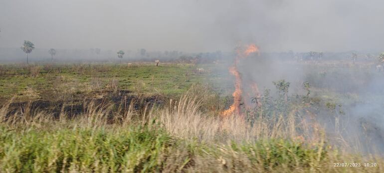 Siguen las quemazones: reportan incendio en la ruta Luque - San Bernardino