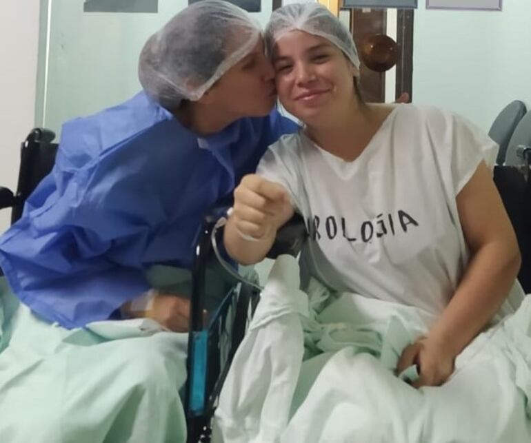 Dos jóvenes hermanas fueron protagonistas del trasplante renal número 166 en adultos en la Facultad de Ciencias Médicas UNA, Hospital de Clínicas. La receptora es una médica de 30 años de edad, en tanto su donante, estudiante de arquitectura de 24 años.