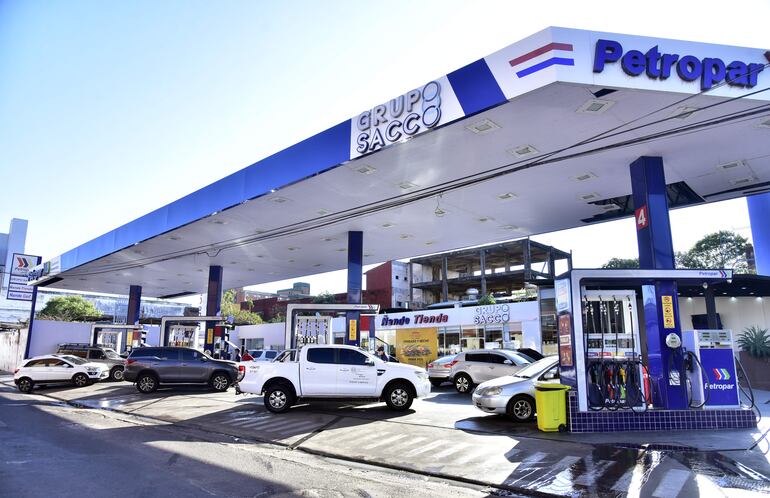 Fila de vehículos en los servicentros de Petropar, que sigue vendiendo a precio más barato. Se sospecha que la estatal estaría comercializando combustibles a pérdida, pero la estatal dice que ganó G. 5.000 millones.