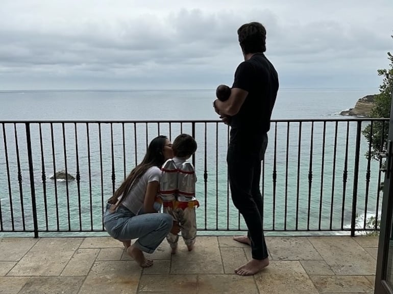 Postal familiar. Olivia Munn junto a su marido John Mulaney y su hijos Malcolm y Méi. (Instagram/Olivia Munn)