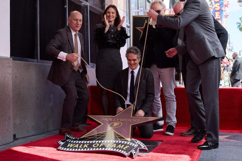 Emocionado. Mark Ruffalo descubriendo su estrella en el Paseo de la Fama de Hollywood rodeado de Jennifer Garner, David Fincher, Timothy McNeil y otros colegas actores. (EFE/EPA/ALLISON DINNER)
