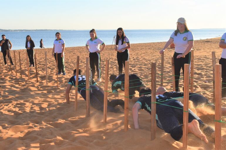 La playa San José fue el escenario de divertidas competencias de carrera con obstáculos que pusieron a prueba a competidores y equipos.