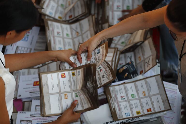 Funcionarios realizan el conteo de votos de las elecciones generales mexicanas el 2 de junio de 2024, en un colegio electoral en Guadalajara (México). 