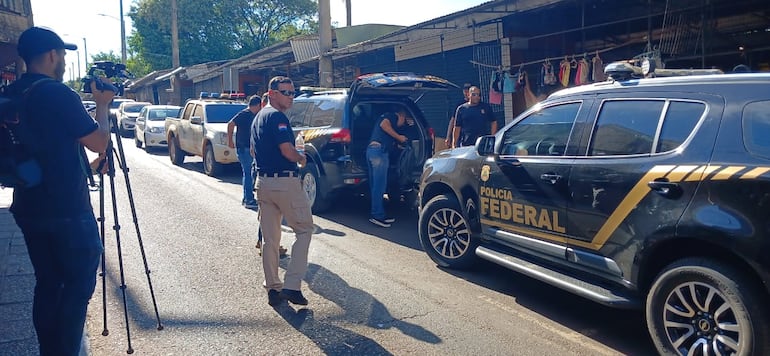 Agentes de la Policía Federal se sumaron a los trabajos de investigación.