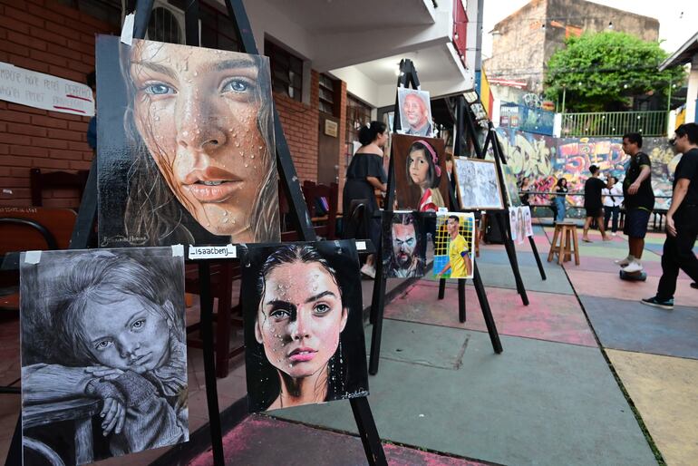 Alumnos exponen sus obras en el interior del ISBA, todavía en toma rechazando la ley Hambre  Cero.