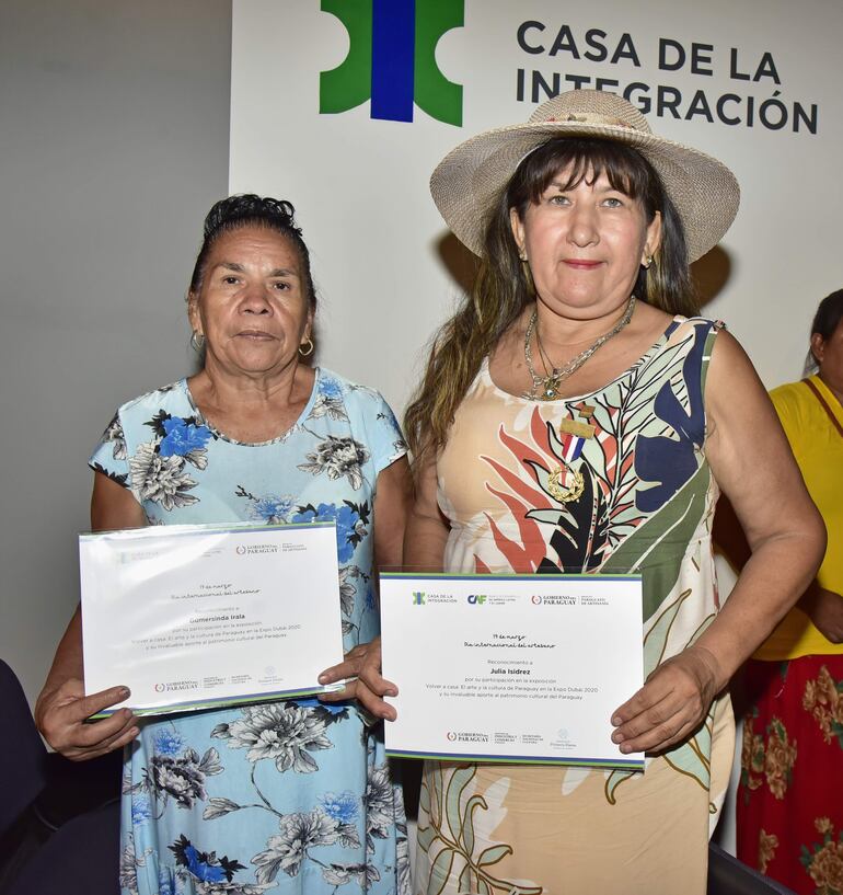 Gumersinda Irala y Julia Isidrez.