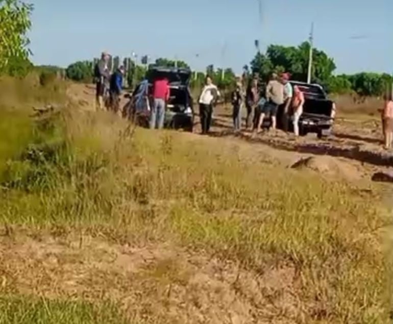 Diariamente varios vehículos quedan atascados en la arena en el trayecto de 30 km de Laureles - Yabebyry.