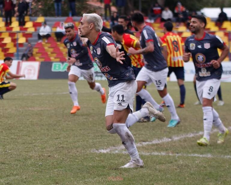 El uruguayo Antonio Oviedo sale a festejar el gol del triunfo rayadito ayer en Capiatá. (Foto: Sportivo San Lorenzo)