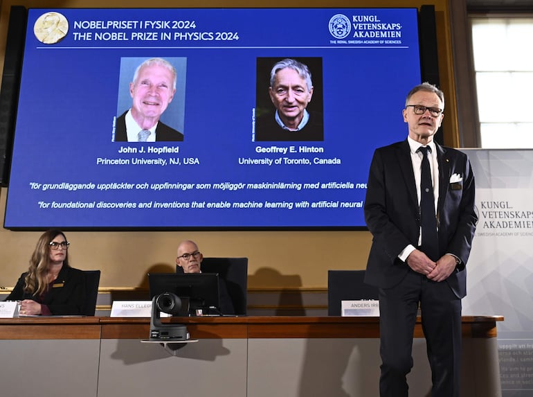 El profesor Anders Irback anunció a los ganadores del premio Nobel de Física para John J. Hopfield y Geoffrey E. Hinton.