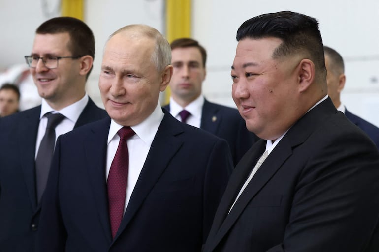 El presidente de Rusia, Vladimir Putin (i) y el de Corea del Norte, Kim Jong-Un durante una visita al cosmódromo de Vostochny. (Sputnik/AFP)