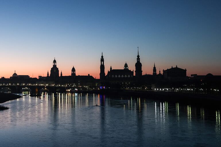 Vista del río Elba y el horizonte de Dresde, Alemania, al amanecer.