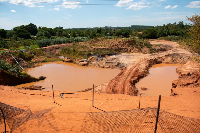 Una gigantesca excavación ocasionó el desmoronamiento y clausura parcial de un camino.