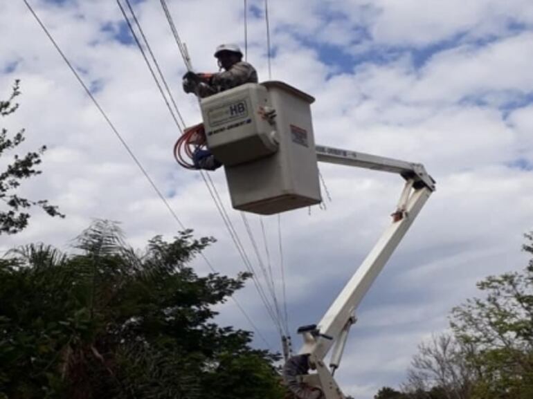 Trabajadores de la ANDE en pleno trabajo de refacción.