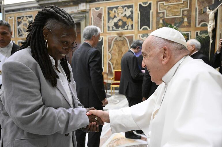 La actriz Whoppi Goldberg es otra de las que estuvo presente en la reunión en la que el papa Francisco subrayó la importancia del sentido del humor.