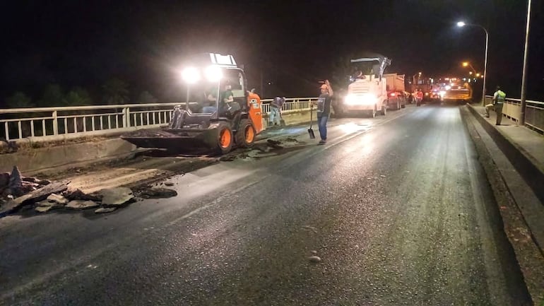 Comenzaron los trabajos nocturnos para el recapado del asfalto del puente Remanso.